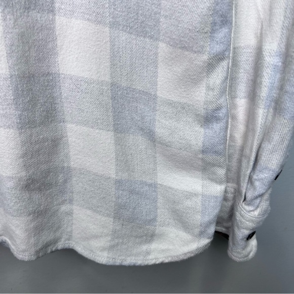 ROOTS Plaid Flannel Cream & Grey Button-Up Shirt Size Medium - Picture 4 of 12